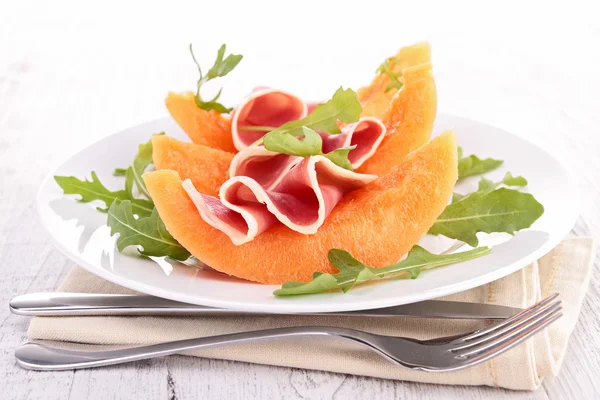 Melon z szynką prosciutto — Zdjęcie stockowe