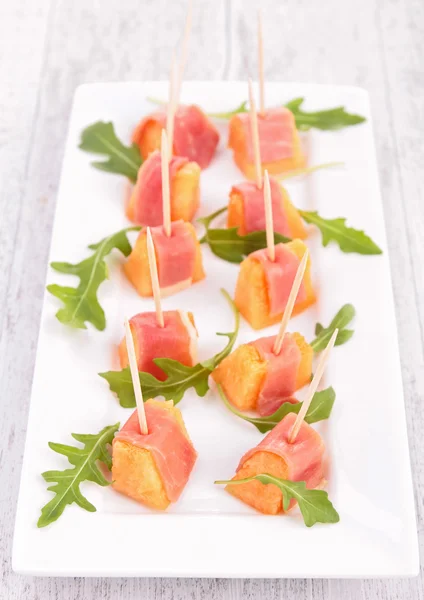 Melon z szynką prosciutto — Zdjęcie stockowe