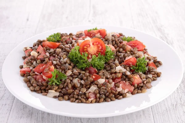 Mercimek salata domates ile