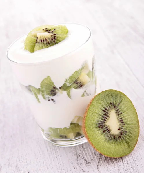 Kiwi i jogurt — Zdjęcie stockowe