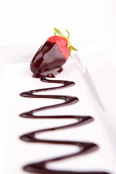 Truskawki z rozpuszczoną czekoladę — Zdjęcie stockowe