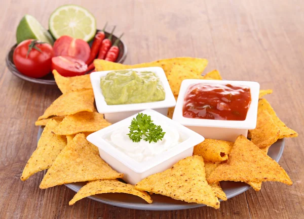 Tortillachips en dips — Stockfoto