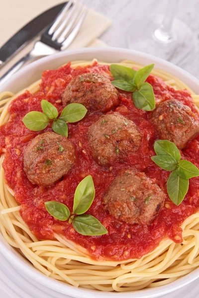 Espaguetis con salsa de tomate y albóndigas — Foto de Stock