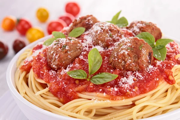 Espaguetis con salsa de tomate y albóndigas —  Fotos de Stock