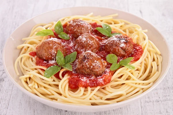 Spaghetti z sosem pomidorowym i klopsikami — Zdjęcie stockowe