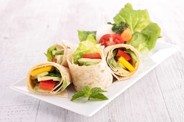 Envoltório de tortilla com legumes — Fotografia de Stock