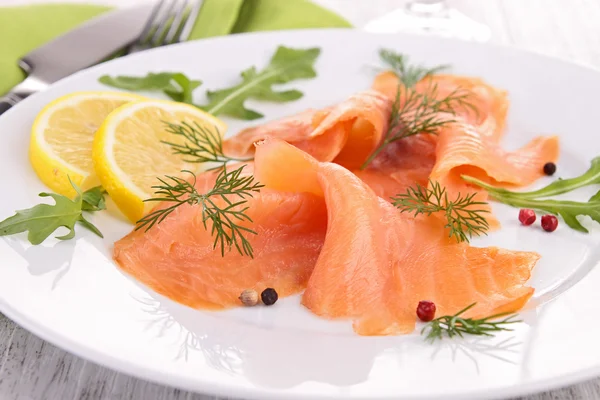 Gerookte zalm op de plaat — Stockfoto