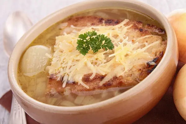 Миска лукового супа — стоковое фото