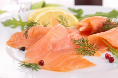 Tütsülenmiş somona yaklaş.