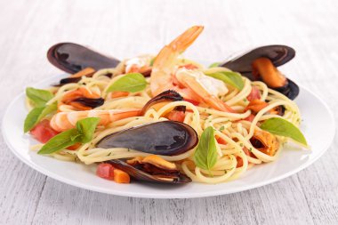 midyeli ve karidesli spagetti