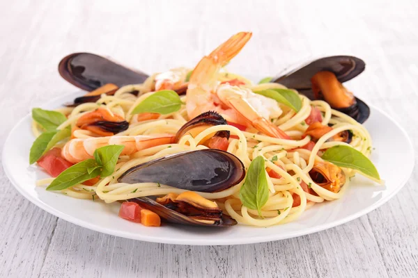 Espaguetis con mejillón y camarones — Foto de Stock