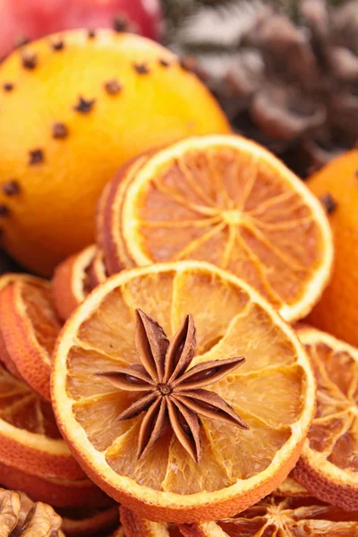 Anice stellato e fette di arancia secca — Foto Stock