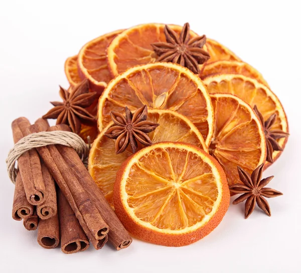 Сушёный апельсин, нарезанный корицей и анисом — стоковое фото