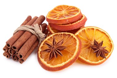 izole kurutulmuş portakal dilimleri ve tarçın