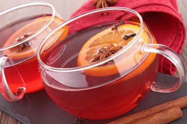 turuncu ve kırmızı çay Kupası