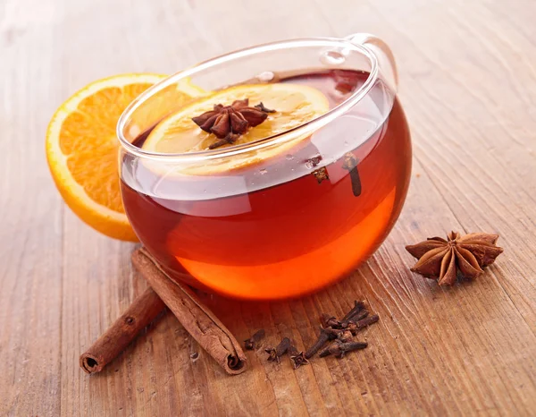 Cup of red tea and orange — Stock Photo, Image