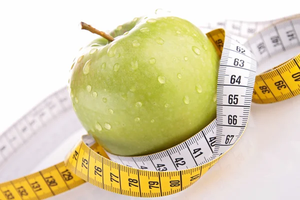 Manzana verde y cinta métrica —  Fotos de Stock