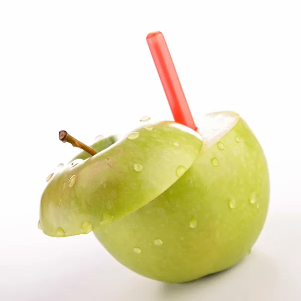 Pomme verte avec gouttes d'eau et paille — Photo