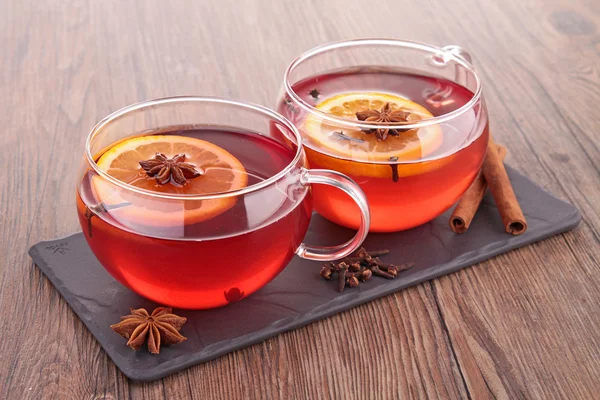 Tasse roten Tee und Orange — Stockfoto