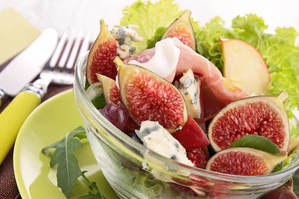 Salada com figo, presunto e queijo — Fotografia de Stock