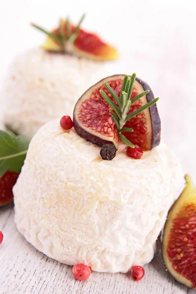 Fromage de chèvre aux figues — Photo