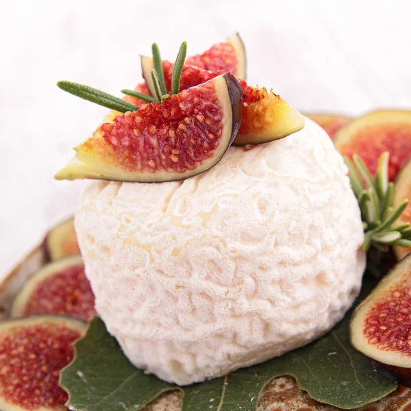 Goat cheese with figs — Stock Photo, Image
