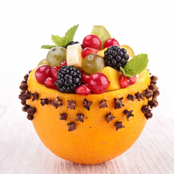 Turuncu kase meyve salatası