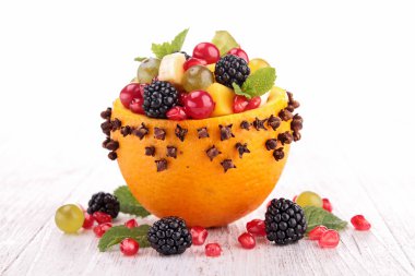 Turuncu kase meyve salatası