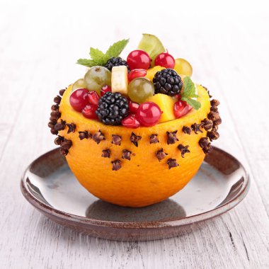 Turuncu kase meyve salatası