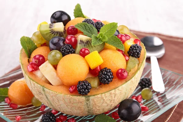 Ensalada de frutas en un tazón de melón —  Fotos de Stock