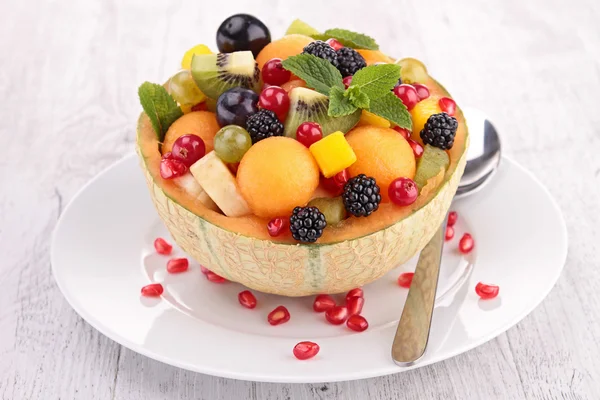 Salade de fruits dans un bol de melon — Photo