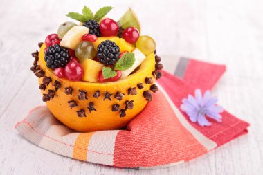 Turuncu kase meyve salatası