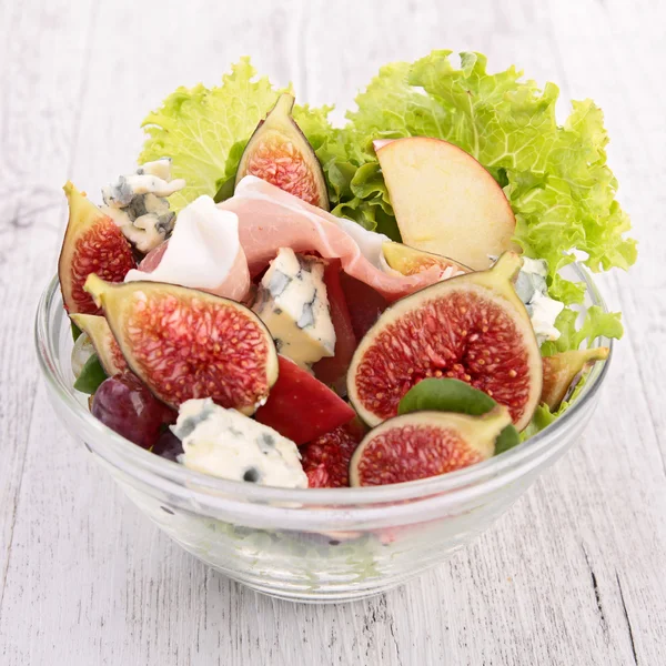 Salade avec figue, prosciutto et fromage — Photo