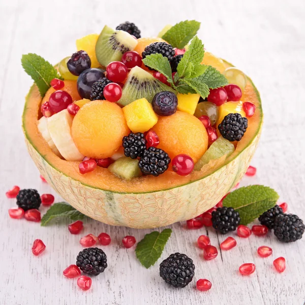 Salada de frutas em tigela de melão — Fotografia de Stock