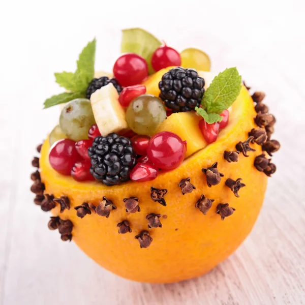 Salada de frutas em tigela de laranja — Fotografia de Stock