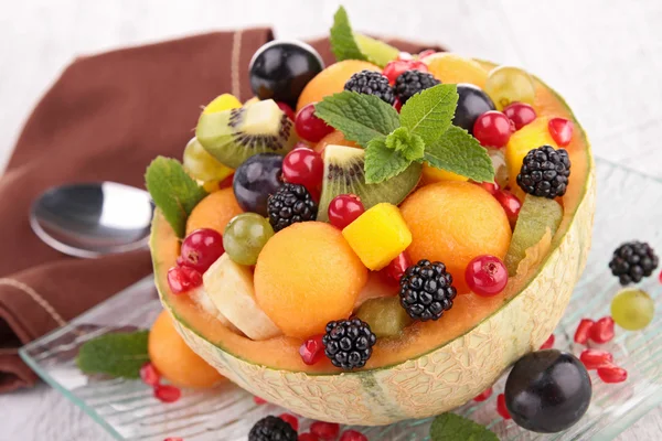 Salada de frutas em melão — Fotografia de Stock