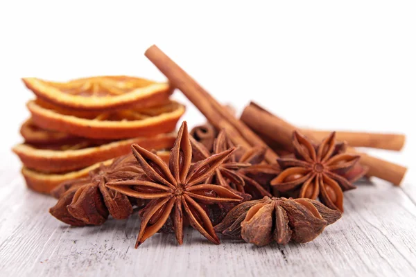 Decoración de Navidad: naranja, canela y anís estrellado — Foto de Stock