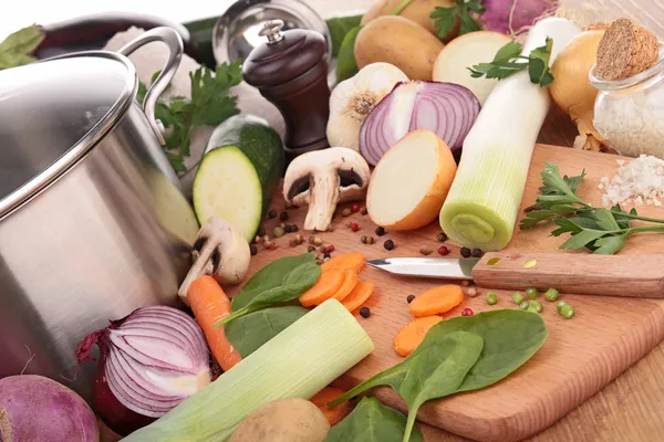 Pot and vegetables — Stock Photo, Image