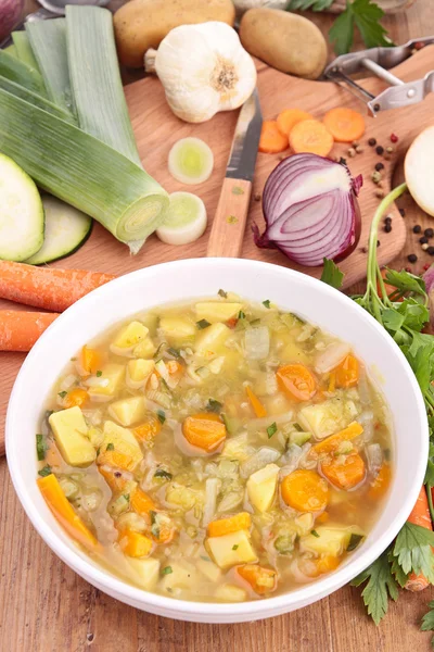 Миска супу та овочів — стокове фото