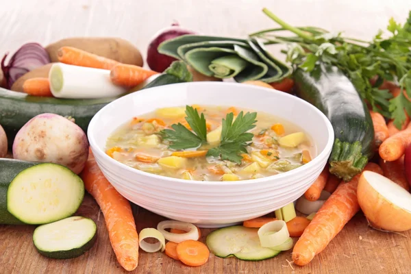 Skål med soppa och grönsaker — Stockfoto