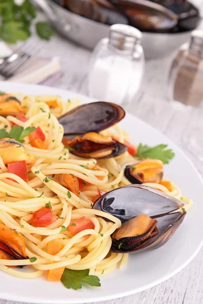 Espaguetis y mejillones — Foto de Stock