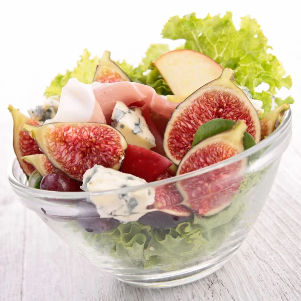 Salade avec figue, prosciutto et fromage — Photo