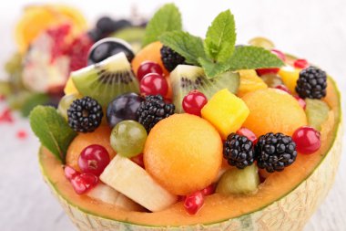 Kavun kasesinde meyve salatası.