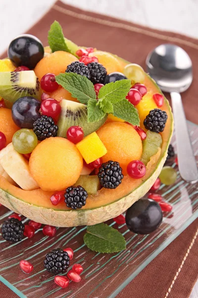 Ensalada de frutas en un tazón de melón —  Fotos de Stock