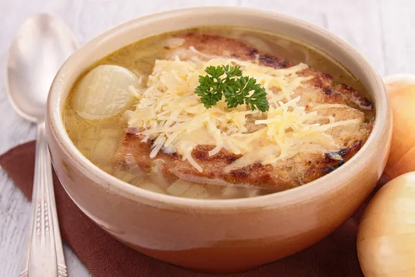 Sopa de cebola com pão e gruyere — Fotografia de Stock