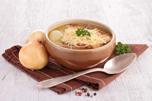 Луковый суп с хлебом и груйером — стоковое фото