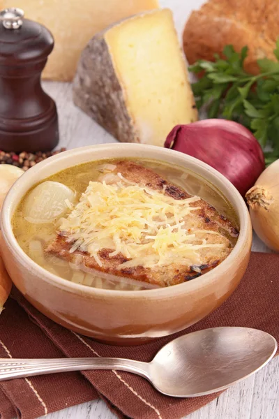Zwiebelsuppe mit Brot und Gruyere — Stockfoto