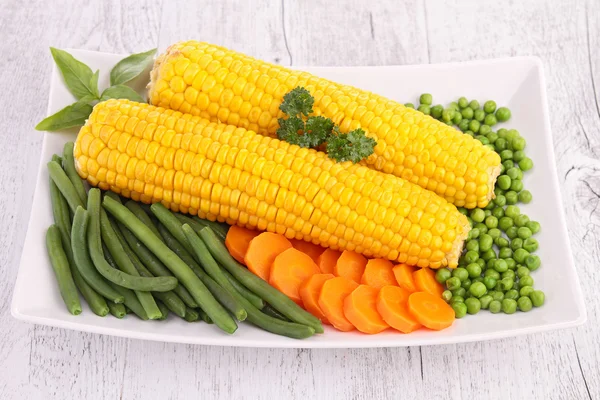 Plate of corn and vegetables — Stock Photo, Image