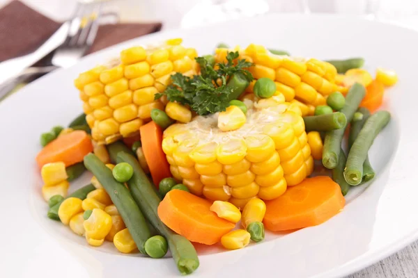 Тарілка кукурудзи та овочів — стокове фото