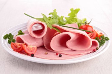 dilimlenmiş domates ile domuz jambon